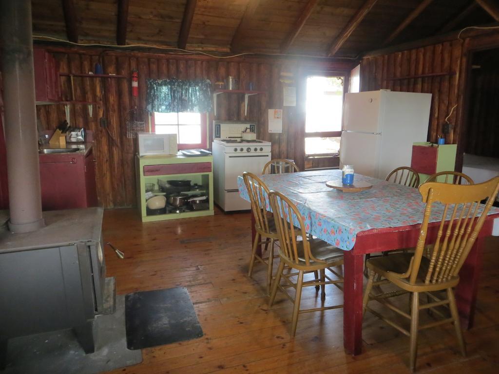 Lake Wolsey Cabins Hotell Gore Bay Exteriör bild