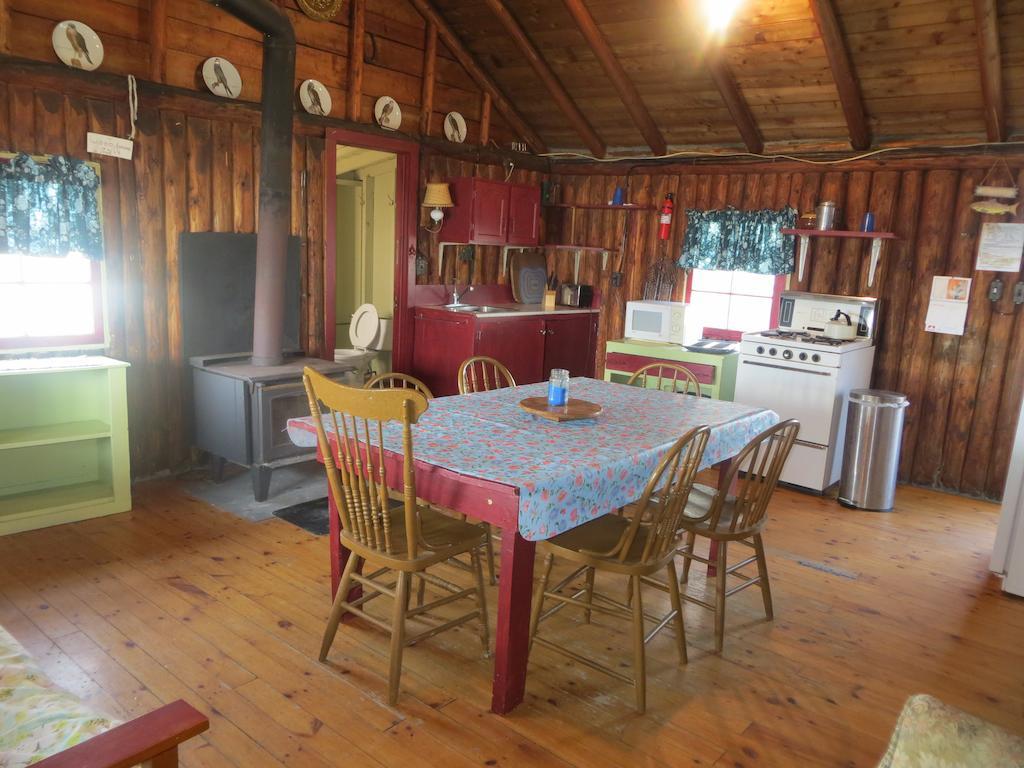 Lake Wolsey Cabins Hotell Gore Bay Exteriör bild