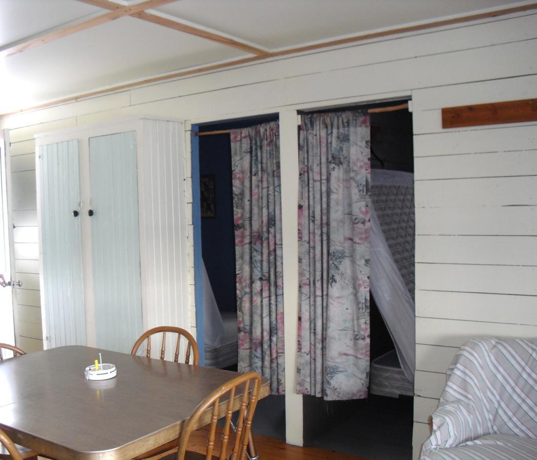 Lake Wolsey Cabins Hotell Gore Bay Exteriör bild